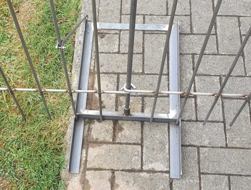 De grondstandaard voor het honden- en puppyhek is 73 cm lang en 43 cm breed.