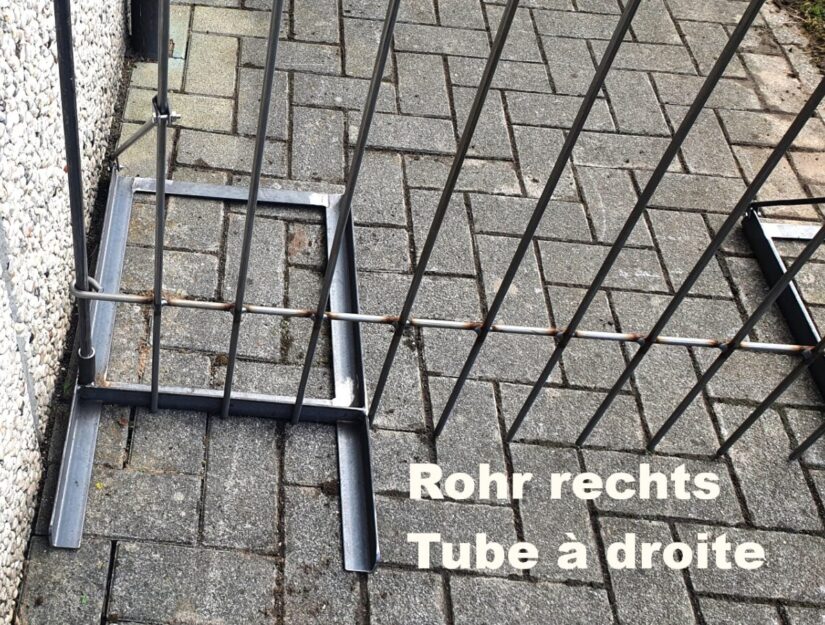 Uitzicht vanaf de buitenkant Vloerstandaard met buis rechts.