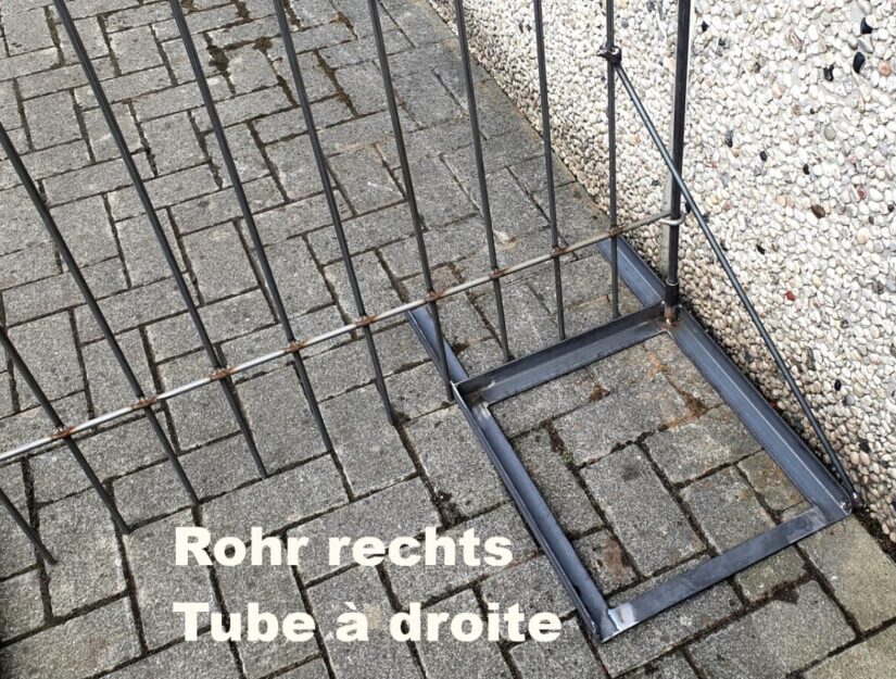 “Vloerstandaard met buis rechts” (voor hoeken, uiteinden aan de muur, deur of zeer smalle hekwerkelementen).