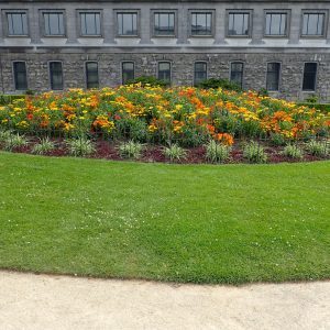Rostiger Metallzaun als Schutz vor Blumenbeete in einem Park in Belgien