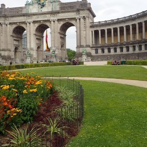 Kreisförmiges Blumenbeet mit rostigem Beetzaun aus Stahl im Jubelpark in Brüssel