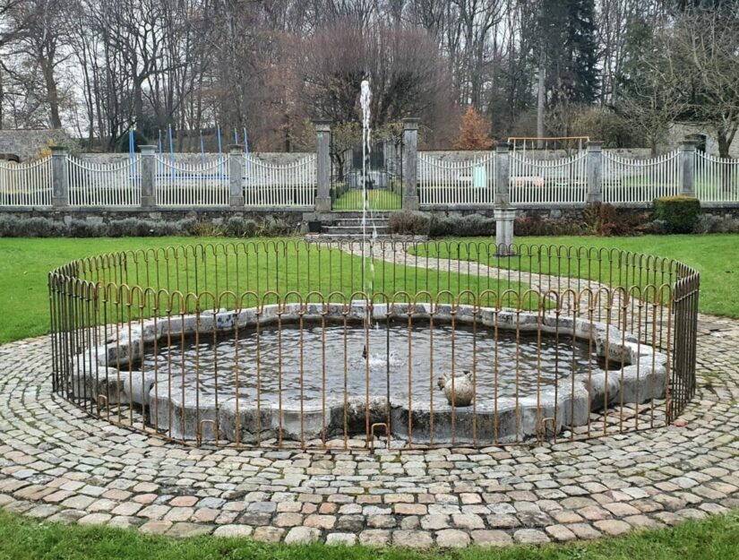 Fonteinhekwerk in een park als kinderbeveiliging met het poolfix hekwerk zonder poten in onbewerkt.