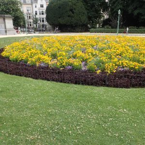 Clôture pour des grandes corbeilles de fleurs dans un parc classé au cœur de Bruxelles