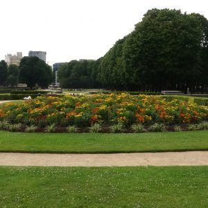Clôture en acier pour des grandes corbeilles de fleurs dans le parc cinquantenaire au cœur de Bruxelles