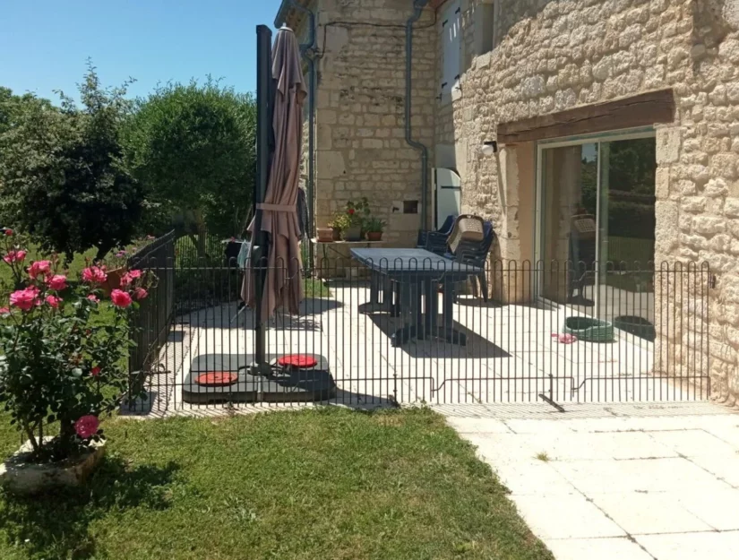 100 cm hoge schutting met voetstukken op een terras in Frankrijk.