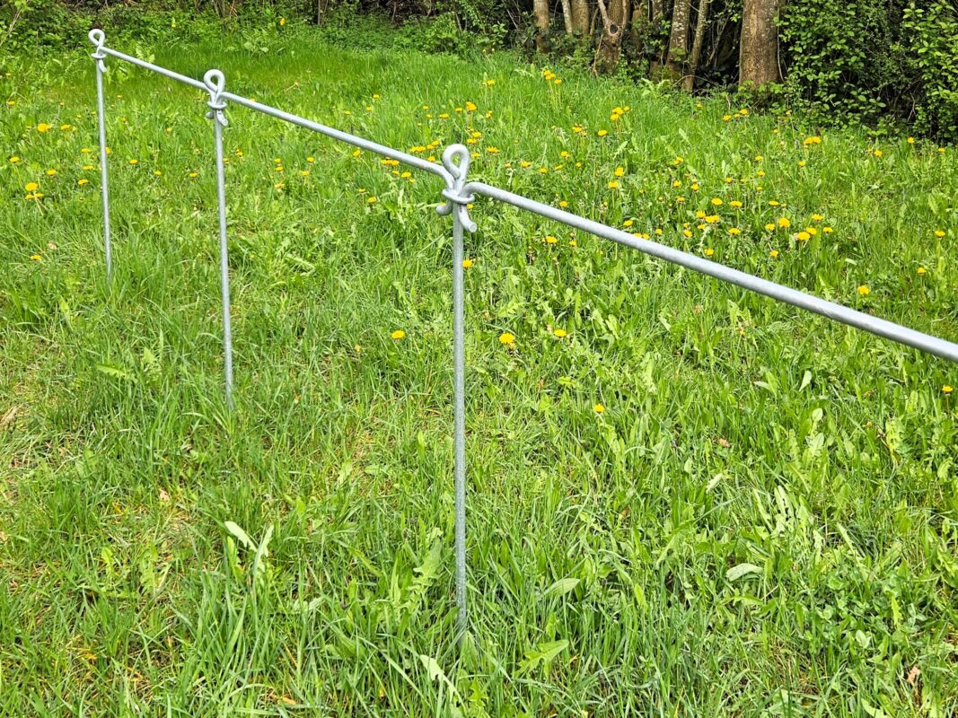 Mobiler, steckbarer Handlauf, der ohne Bohren direkt in den Boden eingeschlagen werden kann.