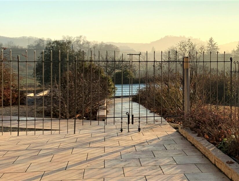 Porte légère à double battant de 151 cm de large de la terrasse à la piscine dans le jardin. 
