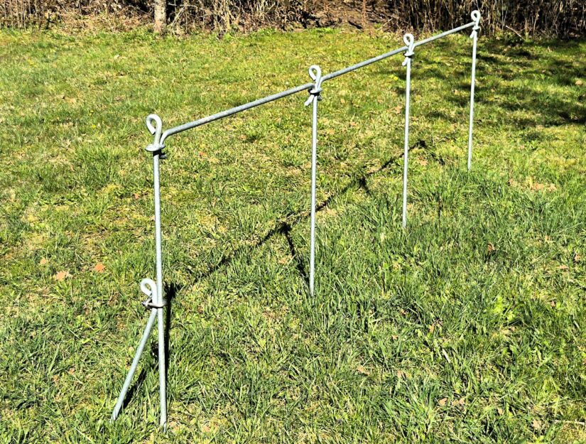 Le premier poteau est stabilisé à l'aide d'une traverse de soutien (accessoire spécial anneau).