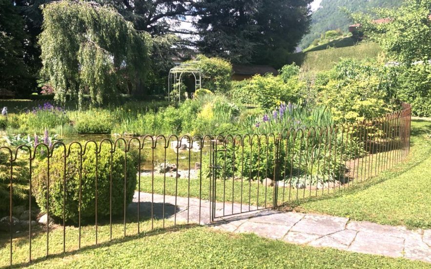 Clôture de bassin de Belgique montée dans le jardin en France