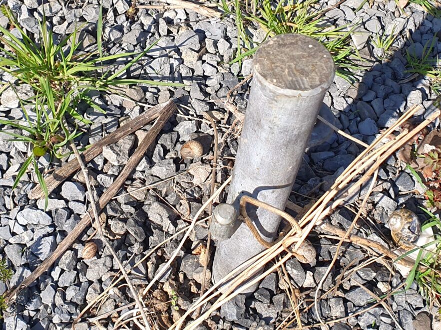 Au sommet du poteau, la couche de zinc est endommagée et on remarque un léger enfoncement. Même après cinq ans à l'extérieur, aucune trace de rouille n'est apparue.