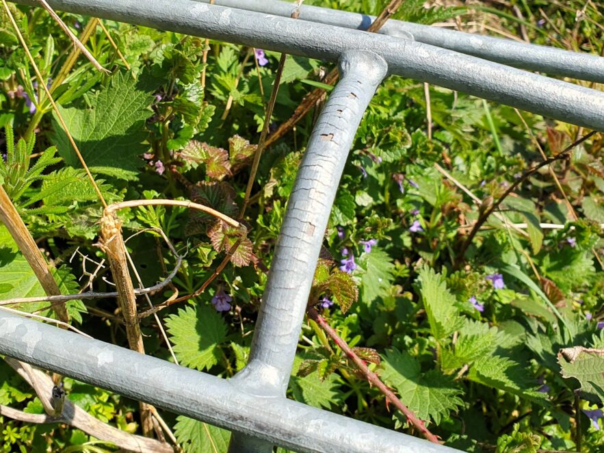 La clôture galvanisée a été pliée avec un rayon trop serré. La couche de zinc s'est alors fissurée.