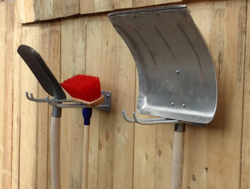 Gegalvaniseerde gereedschap- en schephouder om vast te schroeven.