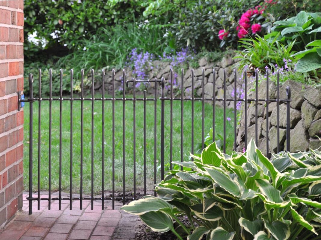 Gartentuer-mit-Wandanschluss Tür engmaschig