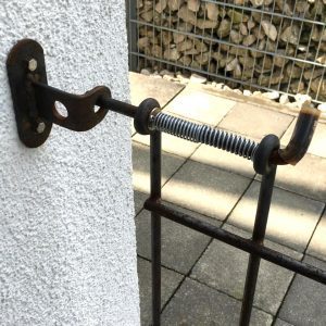RiegelWandhalter mit der verschlossenen Tür Modell "anneau"