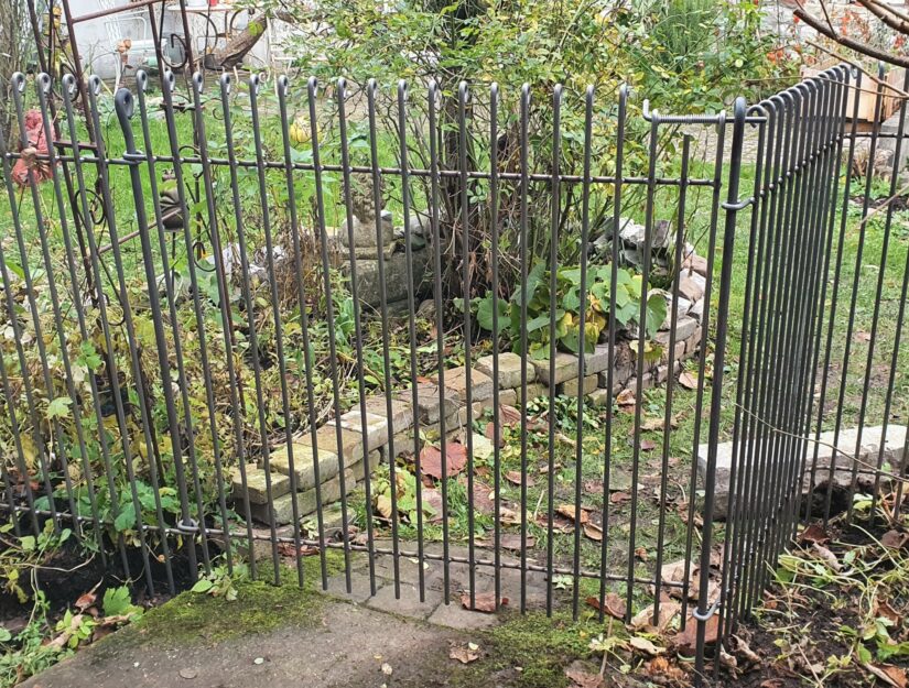 Porte donnant sur le jardin en fil d'acier lourd Ø 10 mm à mailles serrées.