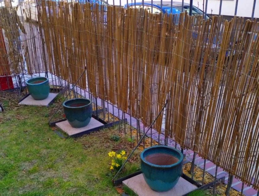 Het hekwerk met de grondsteunen is stabiel en eenvoudig te monteren.