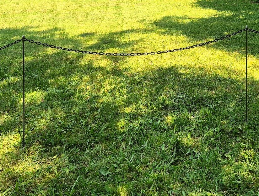 Massieve stalen staven met oog zijn geschikt voor duurzame afbakeningen in de tuin.