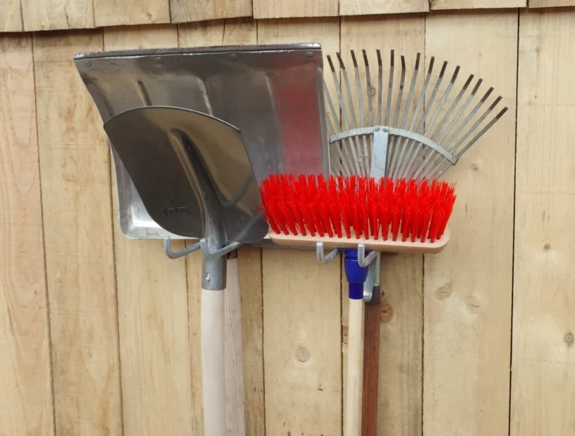 Dubbele schep- en gereedschapshouder om vast te schroeven, verzinkt.