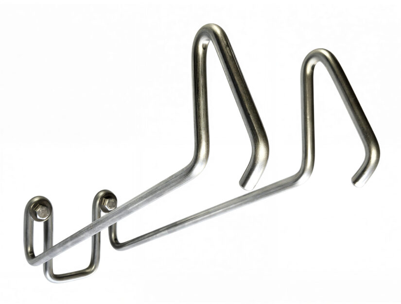 Der Stiefelhalter wird mit zwei Edelstahlschrauben an die Wand gedübelt.