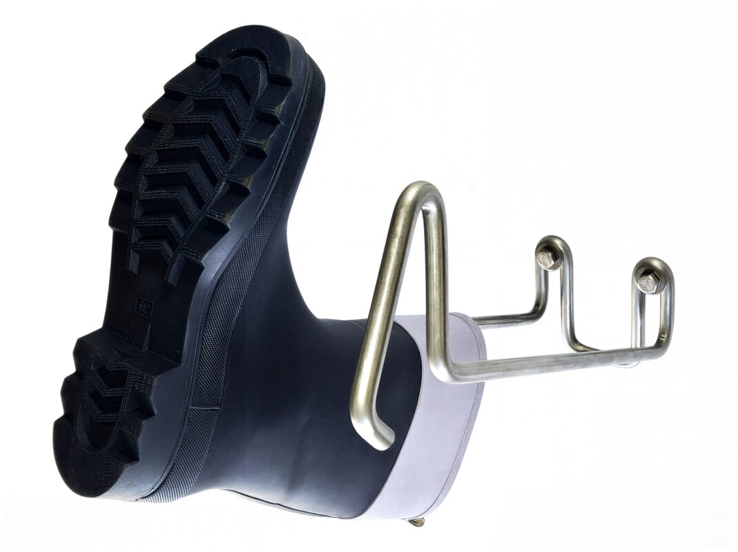 Stiefelhalter aus rostfreiem Stahl mit einem Stiefel der Größe 39.