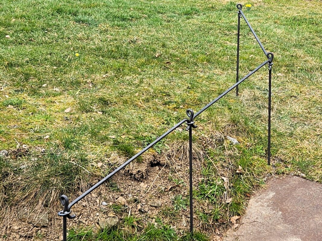 Der Handlauf eignet sich zur Absicherung von Gehwegen, leichten Steigungen und Gartentreppen.