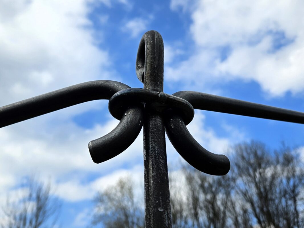 De leuning kan eenvoudig en zonder gereedschap worden aangebracht door de palen in te slaan.