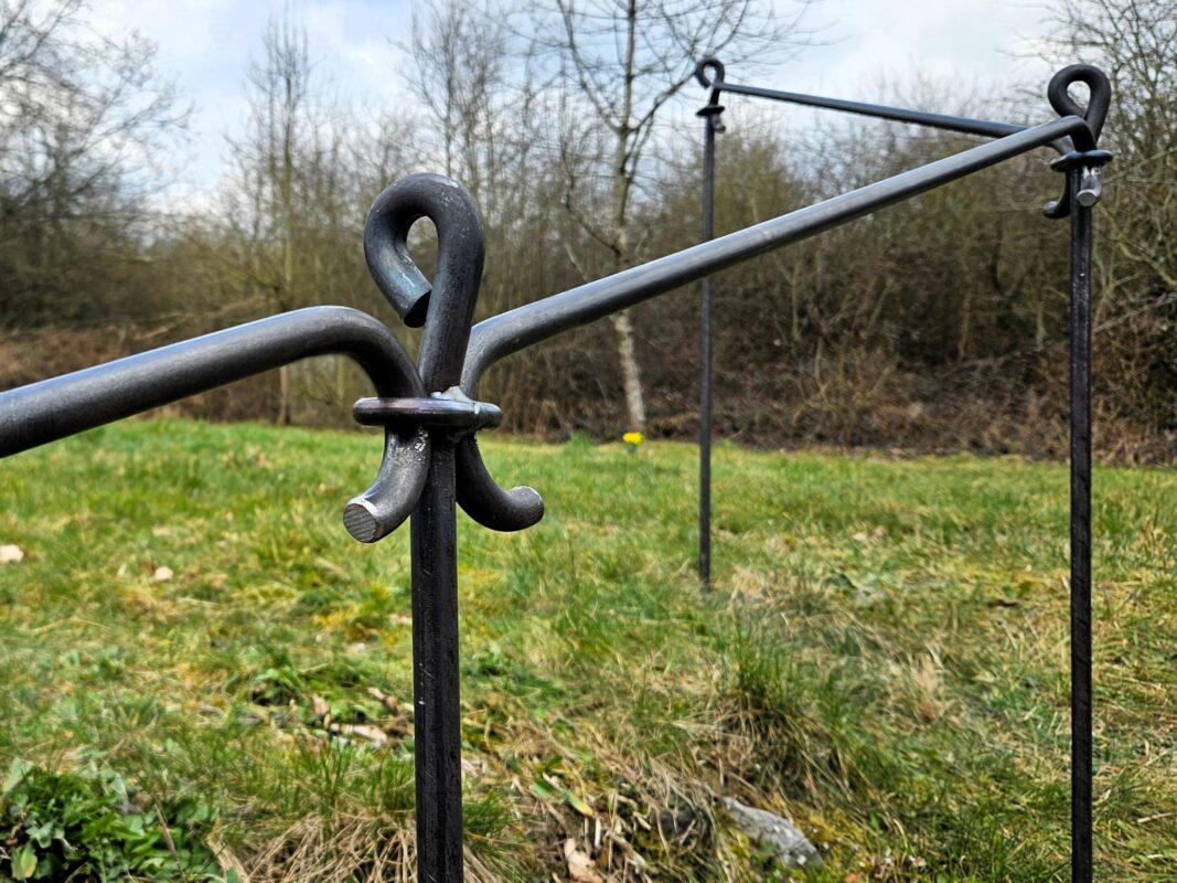Der Handlauf erleichtert in ihrer Mobilität eingeschränkten Personen den Zugang zum Garten.