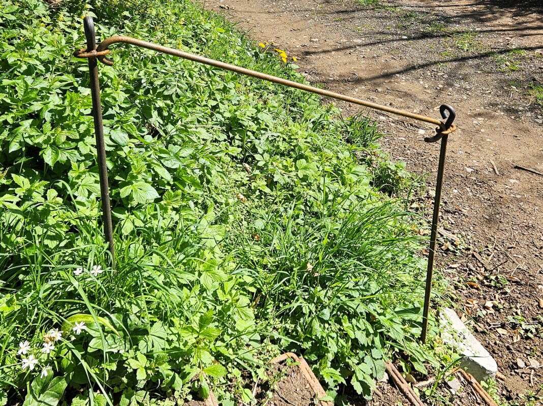 Leuning voor zelfmontage zonder boren en betonstorten op een tuintrap.