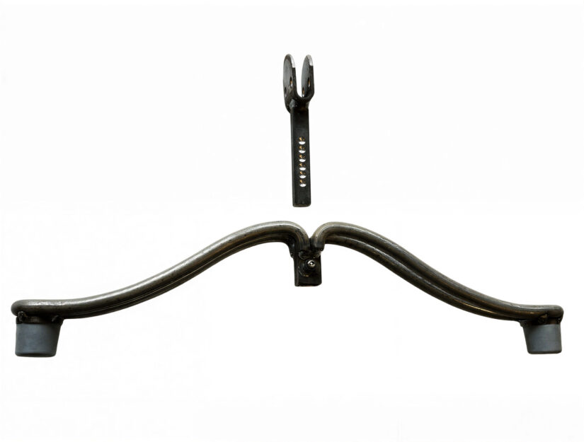 La partie supérieure est insérée dans le pied et bloquée à la hauteur souhaitée à l'aide de la vis sans tête.