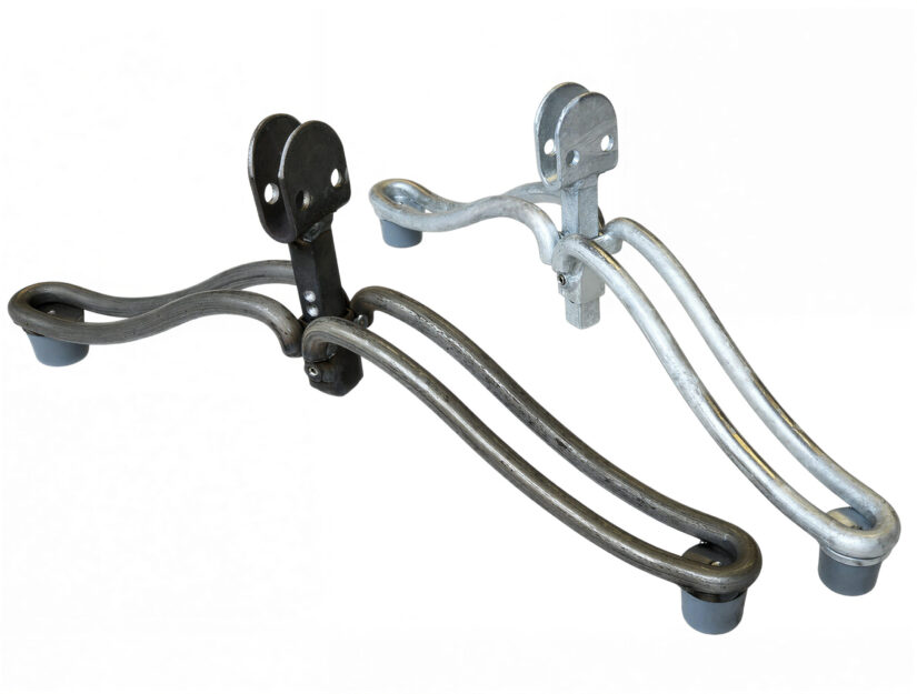 Pieds réglables en hauteur, bruts à l'avant ( peut rouiller) et galvanisés à l'arrière (ne rouille pas).