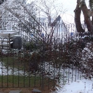 120 cm hoher Steckzaun mit Tür im verschneiten Garten