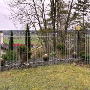 Hundezaun auf einem terrassenförmig angelegten Rasen in Luxemburg