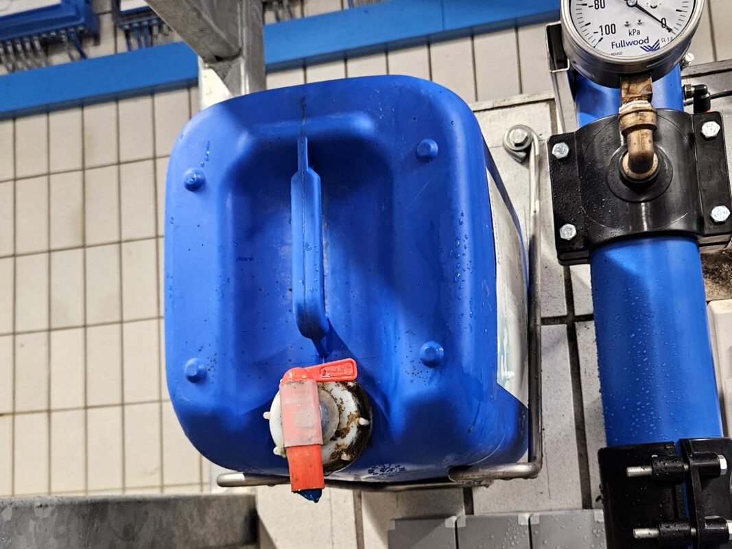 Liegender Kanister im Halter aus Edelstahl.