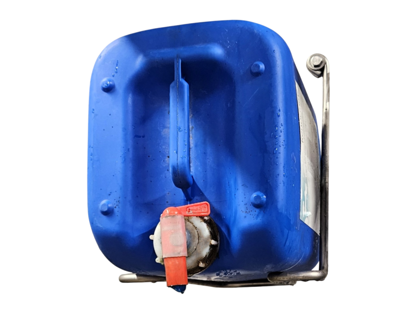 Bidon couché dans son support en acier inoxydable.