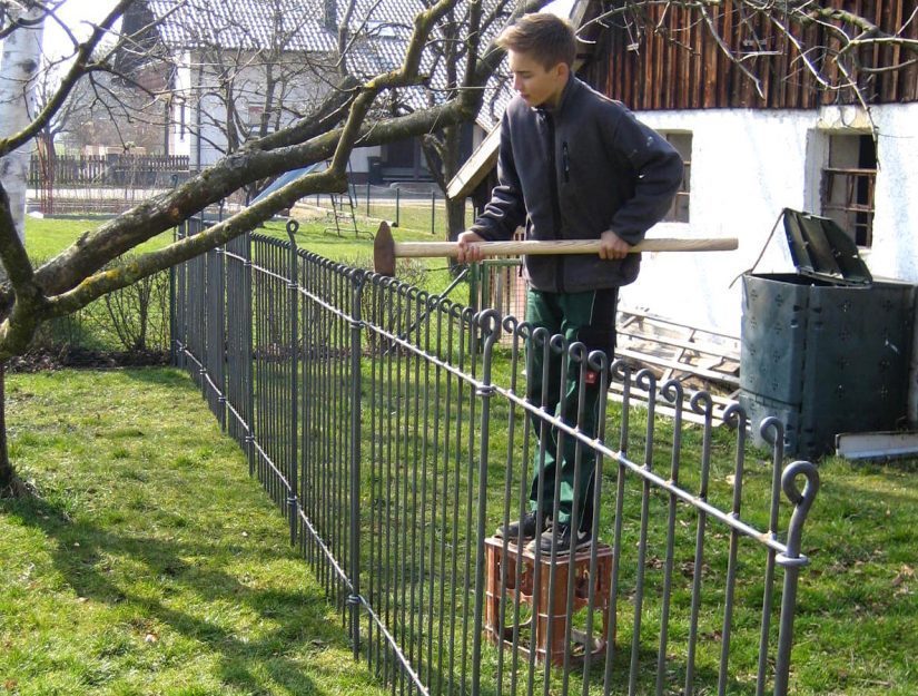 La construction de la clôture pour chien en anneau est un jeu d'enfant.