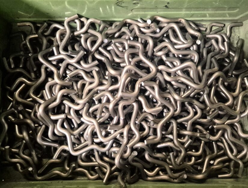 Des pinces pour un casier à bouteilles sont fabriquées à partir d'acier de 8 mm d'épaisseur.
