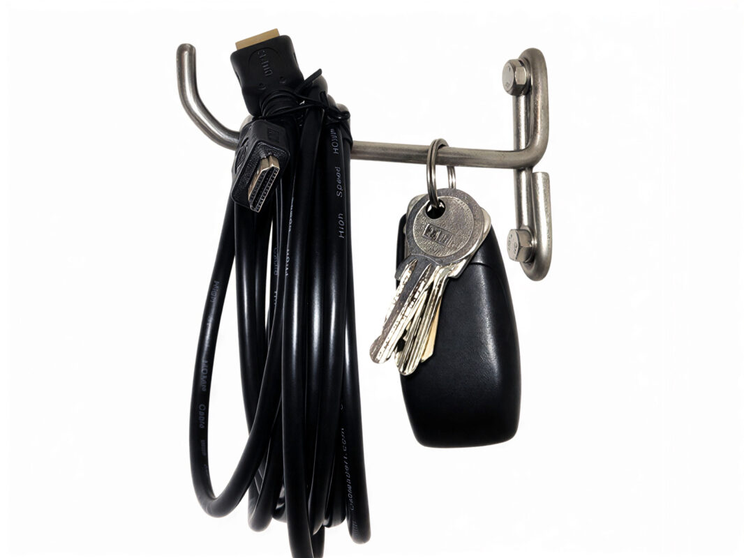 Le crochet mural en acier inoxydable s'intègre parfaitement dans votre placard à balais, votre garage, votre abri de jardin, etc.