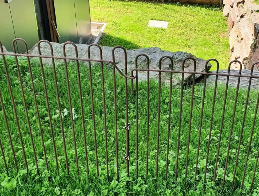 De stabilisatiepen geeft de roosters voor de valrand de nodige steun in de grond.