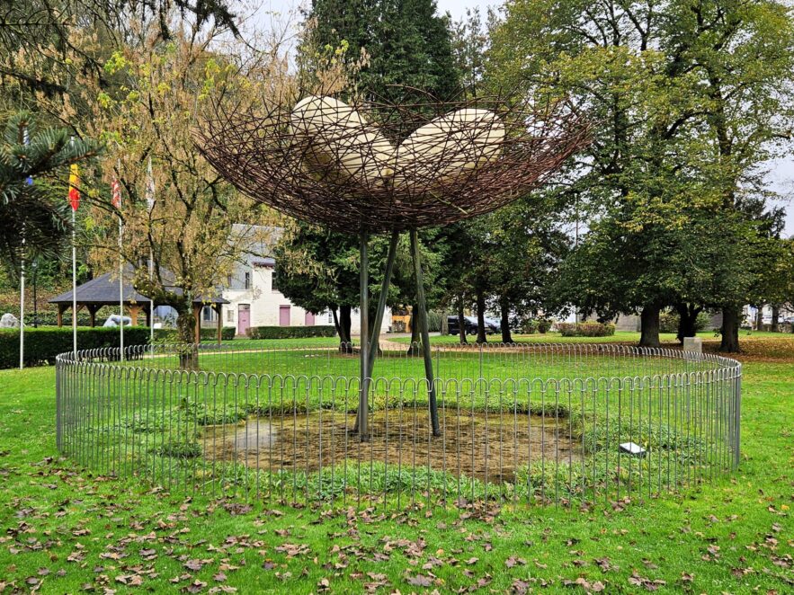 Dans le parc communal de Chaudfontaine, en face du casino, se trouve un objet d'art en acier.