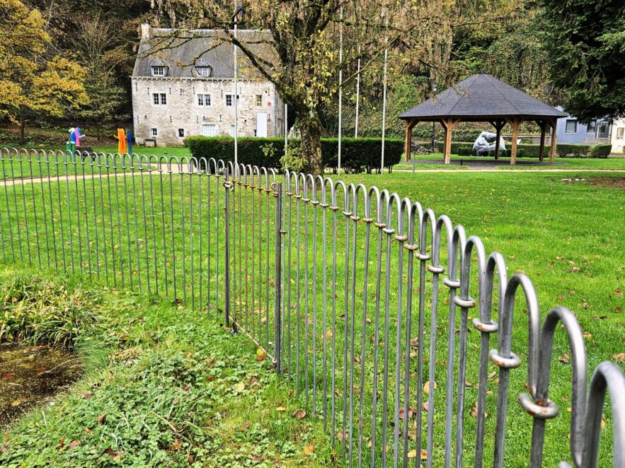 La conception de la clôture mise sur le naturel, l'élégance, la durabilité et la fonctionnalité.