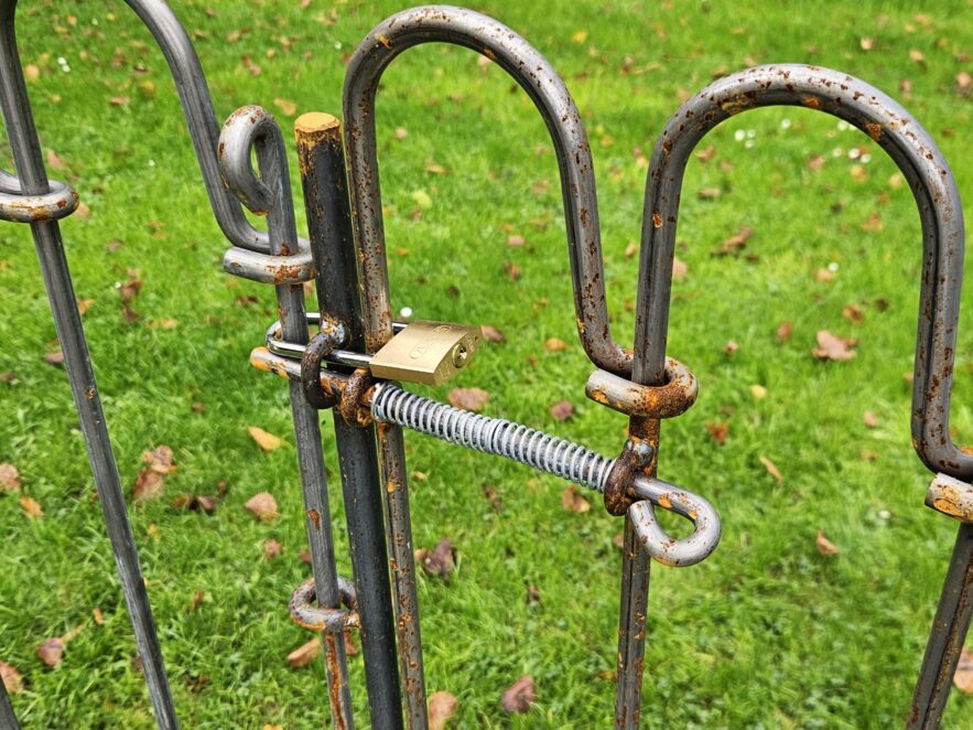 Cette mesure de sécurité supplémentaire garantit que surtout les enfants qui jouent dans le parc ne tombent pas dans l'eau et ne soient pas mis en danger.