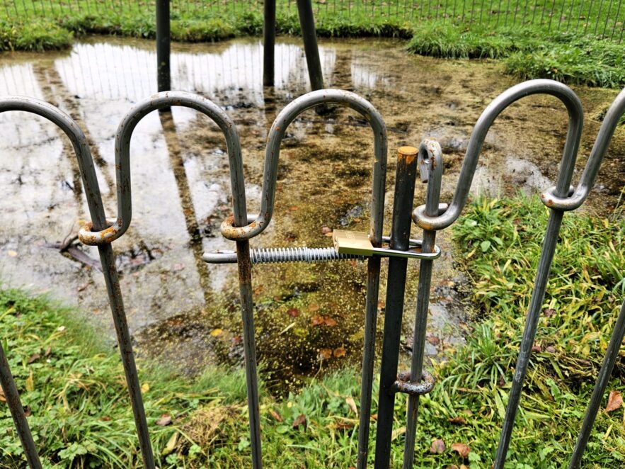 La porte est sécurisée par un cadenas, de sorte que seules les personnes autorisées peuvent y accéder.