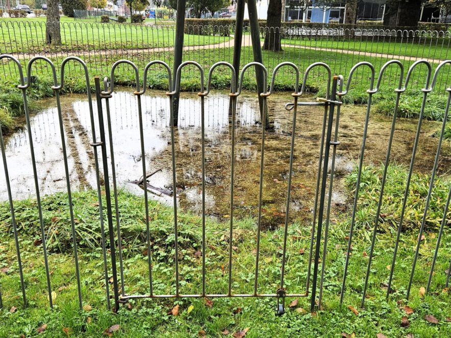 La conception comprend une porte robuste qui peut être ouverte pour le nettoyage de l'étang et l'entretien du jardin.