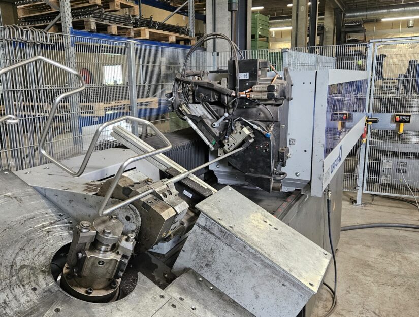 Machine de pliage à commande numérique pour la fabrication de pièces pliées en 2 et 3 dimensions.