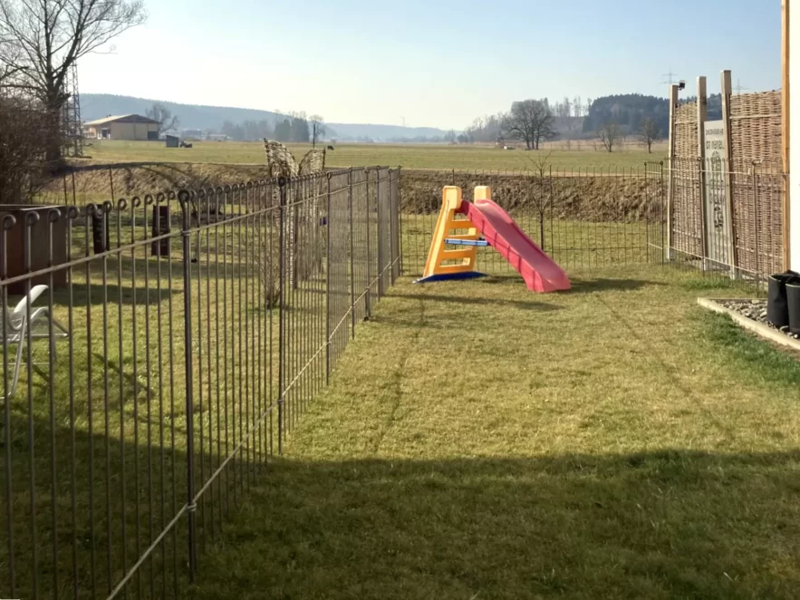 Der Spielbereich für die Kinder ist mit einem 145 cm hohen Zaun umzäunt.