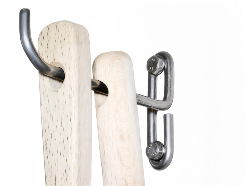 Ein Mini-Wandhalter aus Edelstahl, an dem ein Handfeger mit einem Kehrblech hängt.