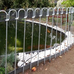 Teich mit Zaun und Netz gegen den Reiher in Frankreich