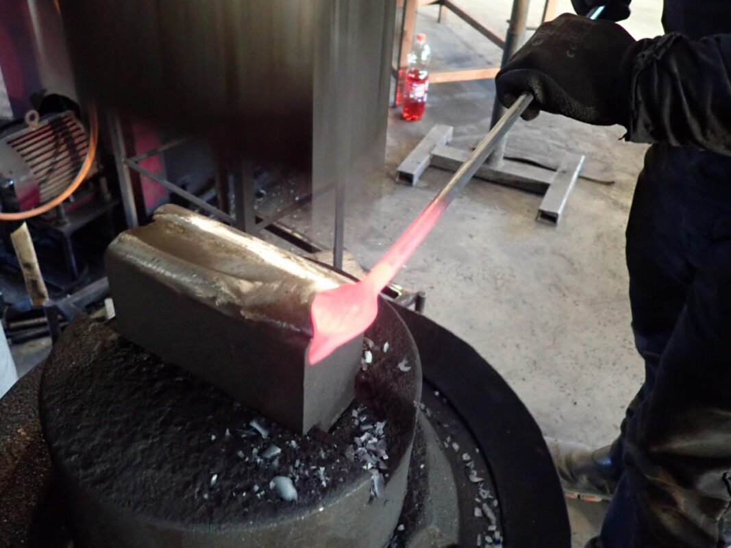 Der Rohrkolben wir aus dem heißen Stahl ausgeschmiedet