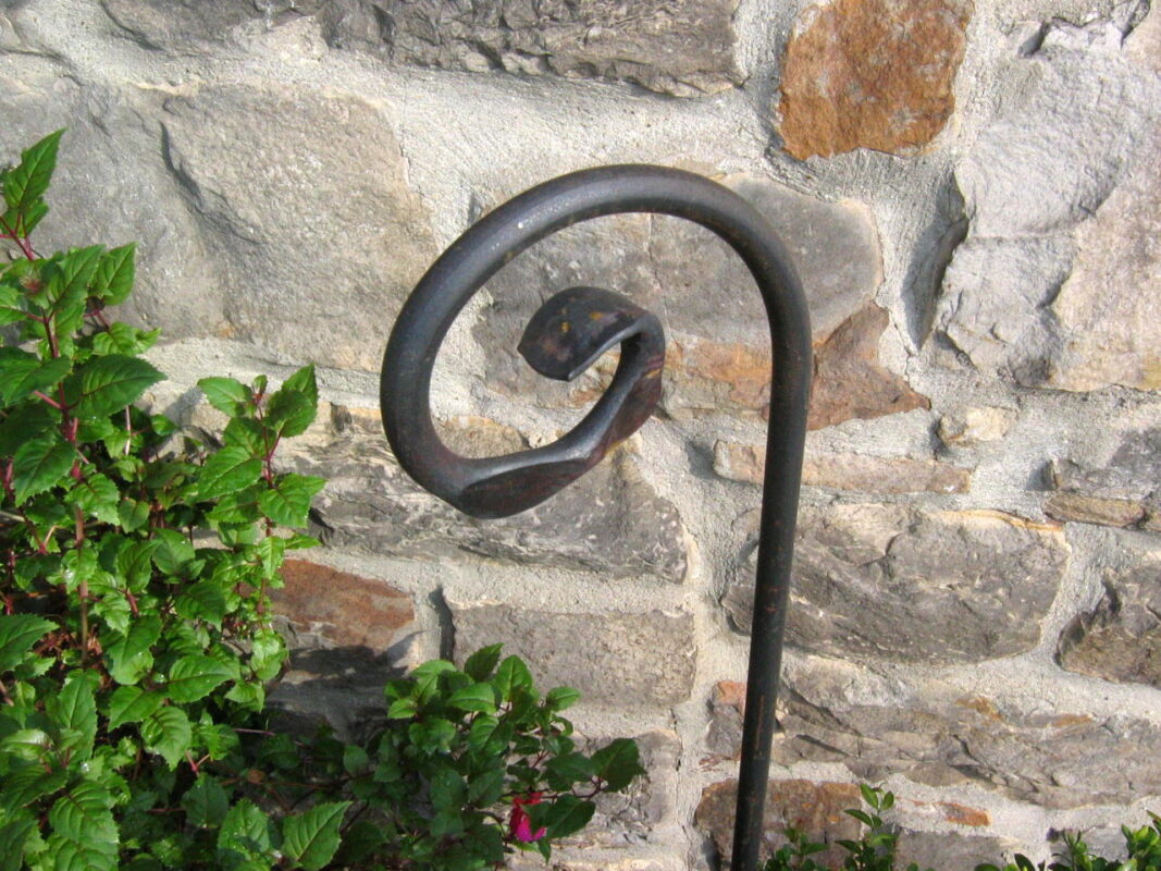 geschmiedeter Pflanzstab Schnörckel roh (darf rosten) Ø 1,2 x 150 cm.