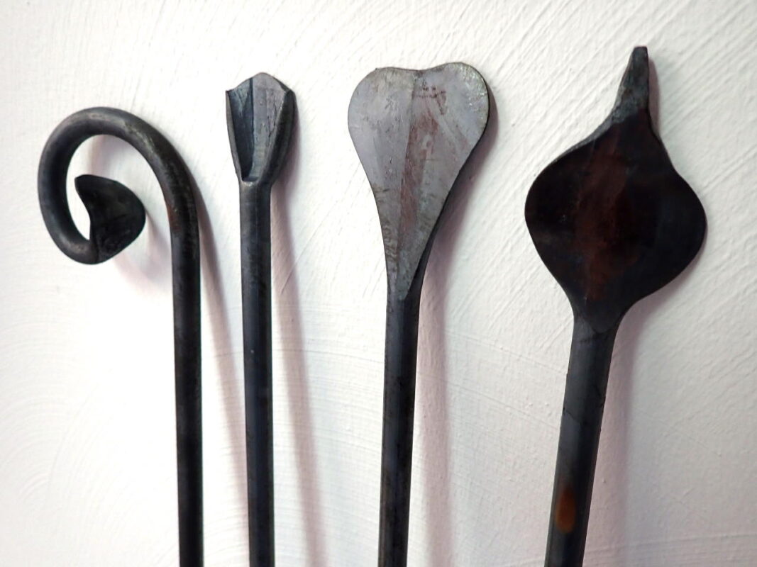 Die vier kleinen Pflanzstäbe: Locke, Entenfuß, Herz und kleiner Rohrkolben.